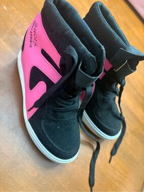 High-Top Women’s Sneakers in Black and Hot Pink